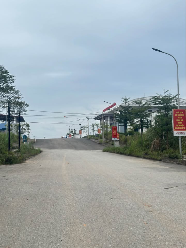 Bán đất góc 2 mặt tiền 176,3m² thổ cư, sổ sẵn, giá nhỉnh 1 tỷ