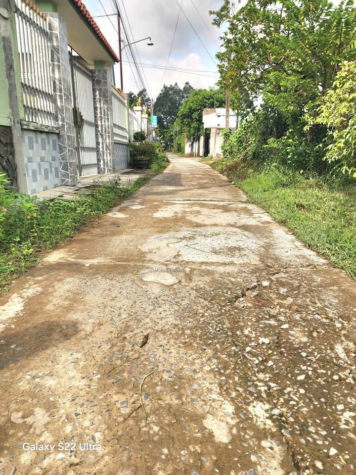 Nhà 1 trệt 1 lầu mặt tiền lộ nông thôn 350m2 sân đậu 4 ô tô 2,2 tỷ