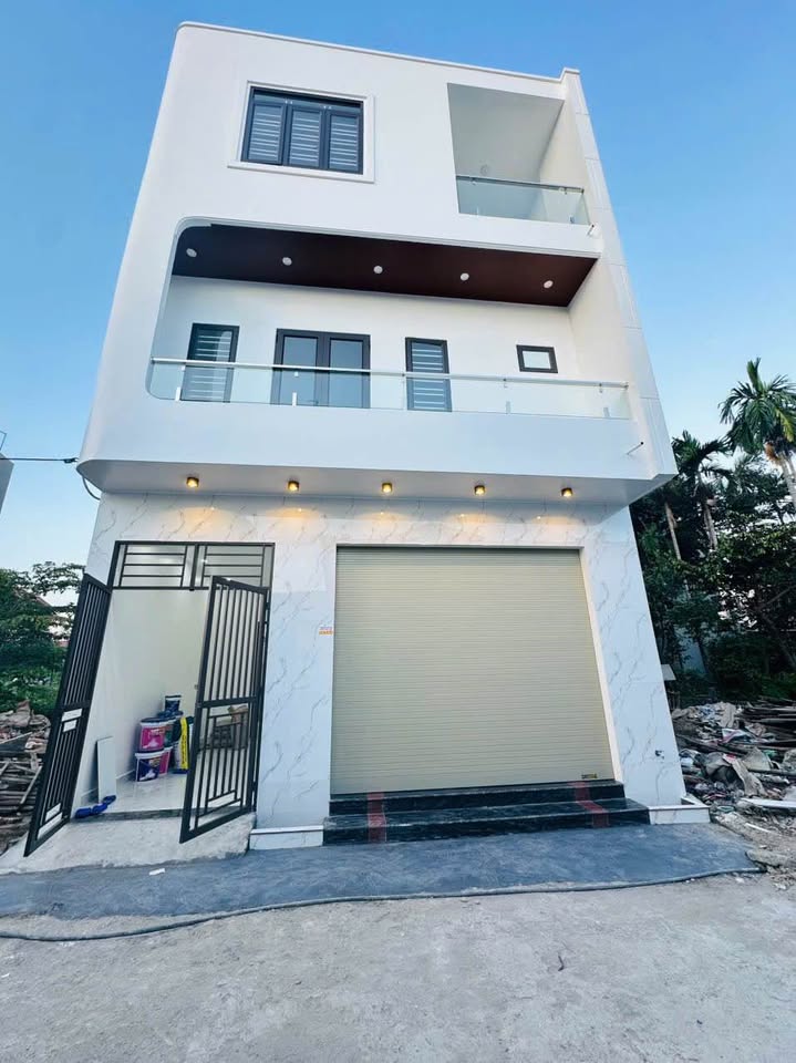 Nhà xây 3 tầng độc lập kiên cố với sân cổng rộng rãi, tọa lạc tại vị trí trung tâm thuộc khu vực Thành Công