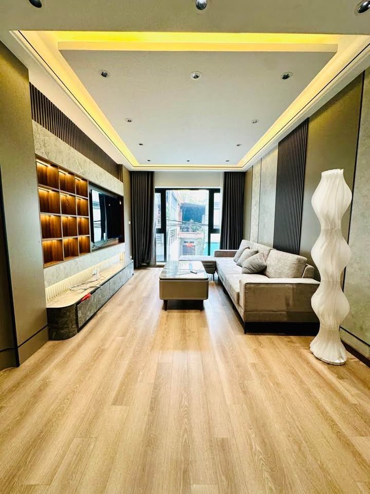 Nhà 6 phòng ngủ, thang máy, phố Việt Hưng tương lai rạng ngời, tiền về như nước