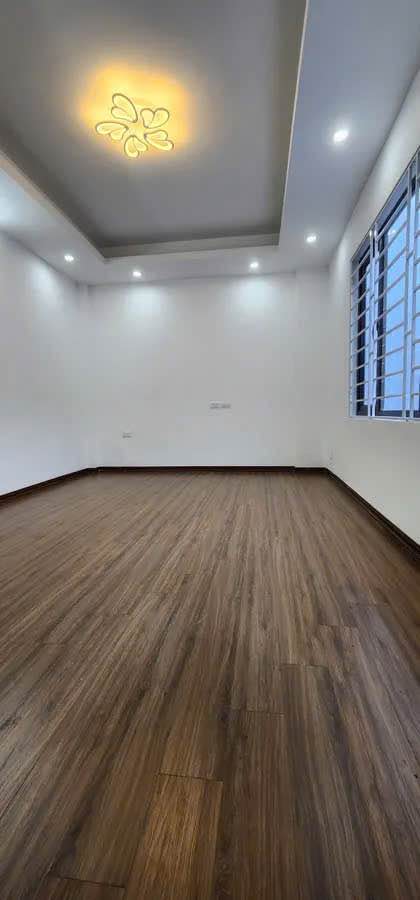 Long Biên ơi, nhà 5 tầng mới toanh, mặt tiền rộng, ô tô đậu trước cửa