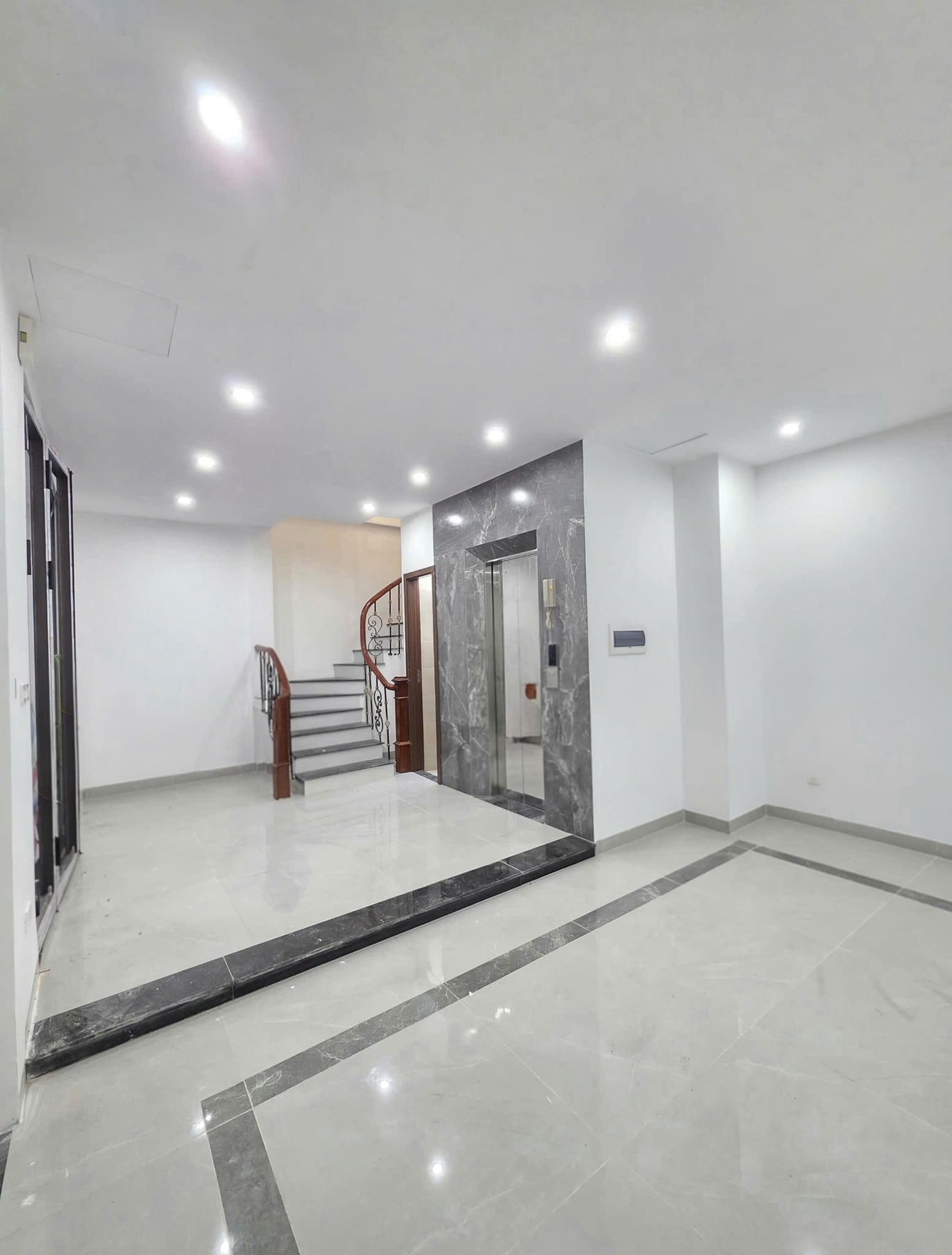 Nhà phố Lụa Vạn Phúc, 5 tầng thang máy, ô tô ngủ trong nhà, giá tốt