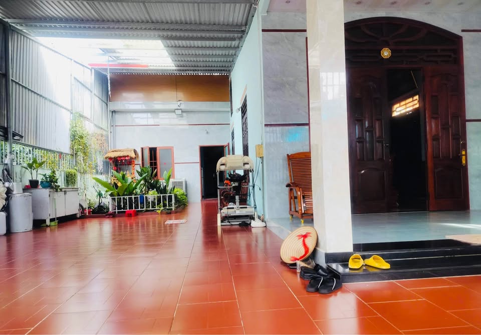 Nhà gác lửng 3 ngủ, sân đậu 2 ô tô - Bình Phước