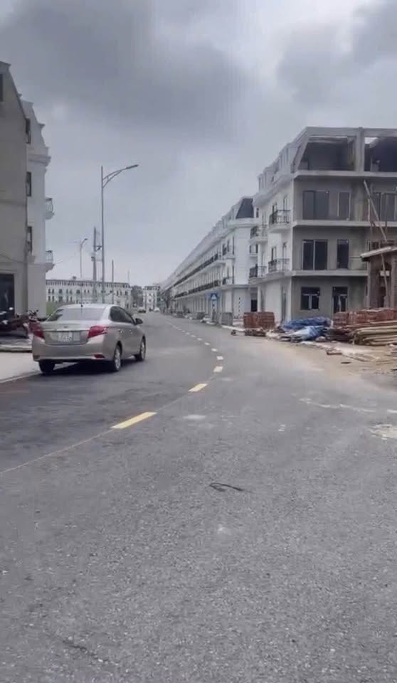 Nhà 2 tầng trung tâm Quảng Thịnh vượng khí sinh lời