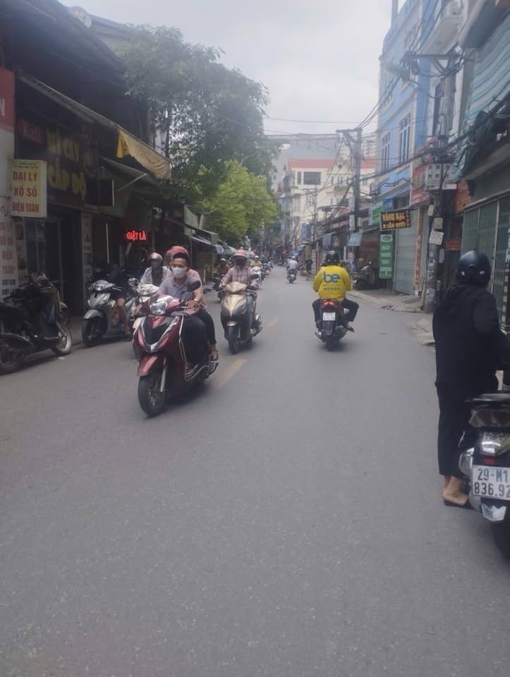 Nhà 3 tầng Cầu Tó, Đại Thanh 60m2, 5m ra mặt phố, sân chơi, chợ đầu ngõ