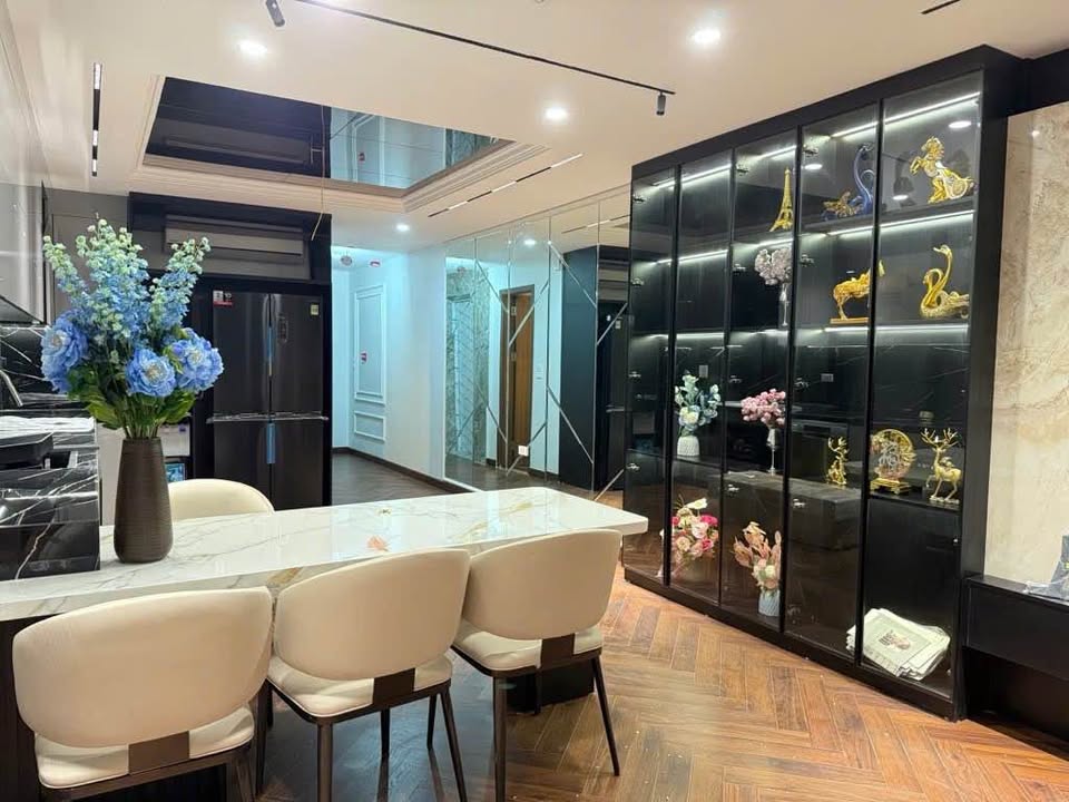 Chào bạn, mình có một căn nhà cực kỳ đẹp tại quận Cầu Giấy, Hà Nội