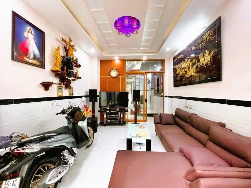 Nhà 2 lầu hẻm xe hơi thông gần Vincom Quang Trung