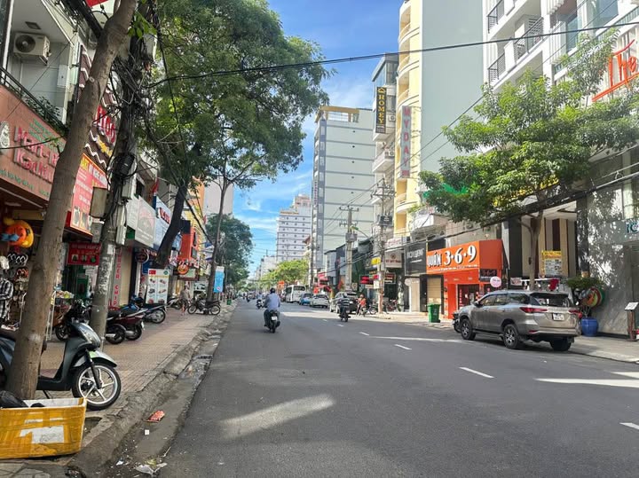 Bán nhà 3 tầng mặt tiền Nguyễn Thiện Thuật, Nha Trang ngang 10,5m, 107,5m2