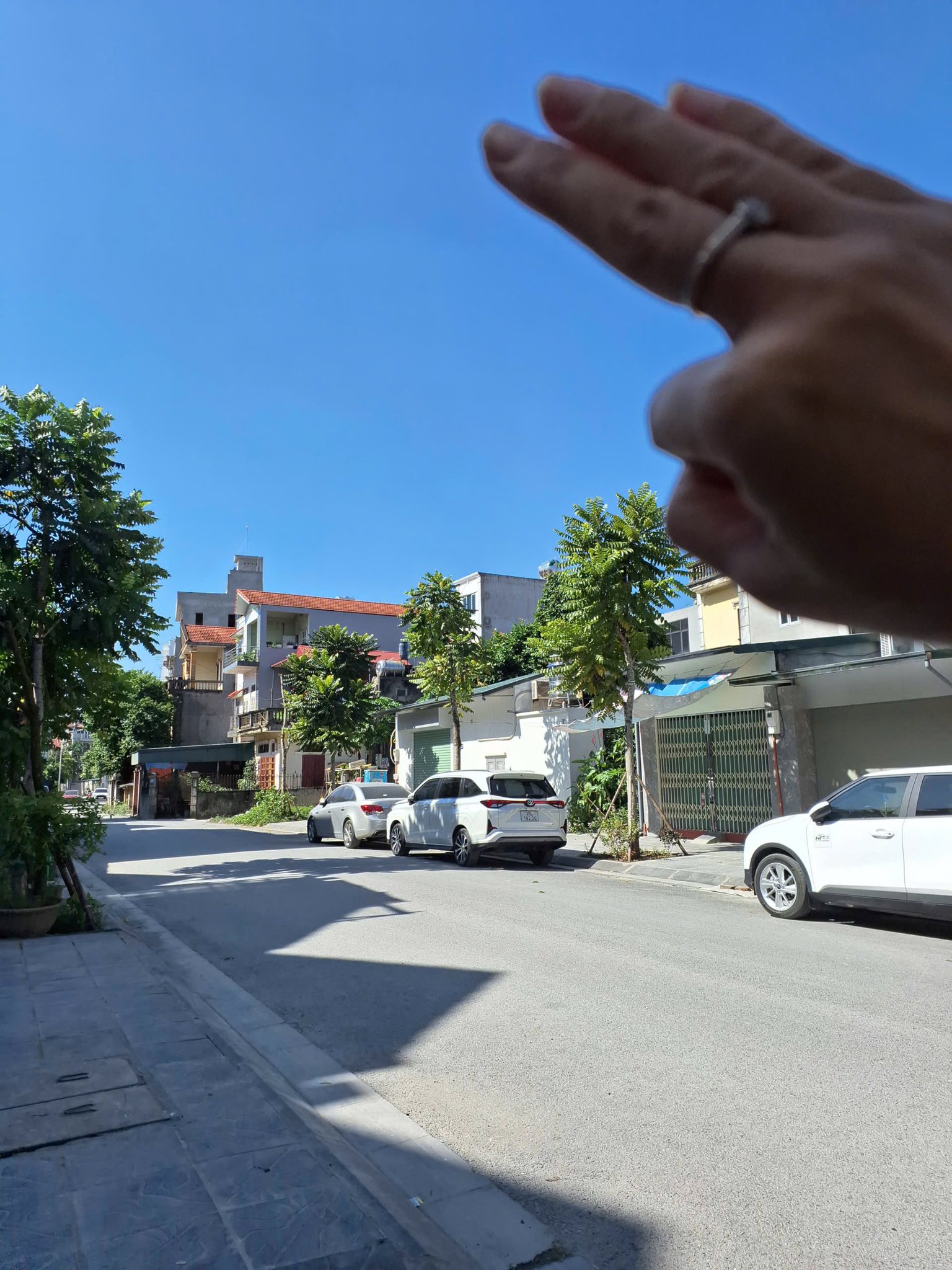 Nhà lô góc full nội thất, ô tô vào tận cửa ở ngay trung tâm Long Biên