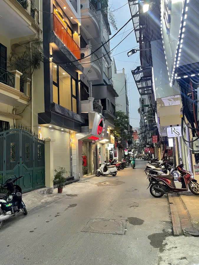 Nhà 5 tầng thang máy, 2 mặt tiền Hoàng Cầu - Kinh doanh đỉnh cao, sổ vuông sẵn sàng