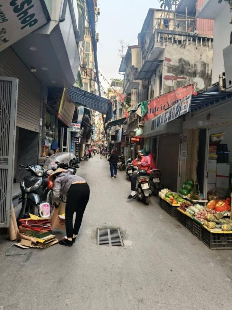 Nhà tập thể tầng 1 kinh doanh sầm uất phố Thái Thịnh, 42m2 giá nhỉnh 5 tỷ - Ô tô đậu cửa, 2 mặt tiền