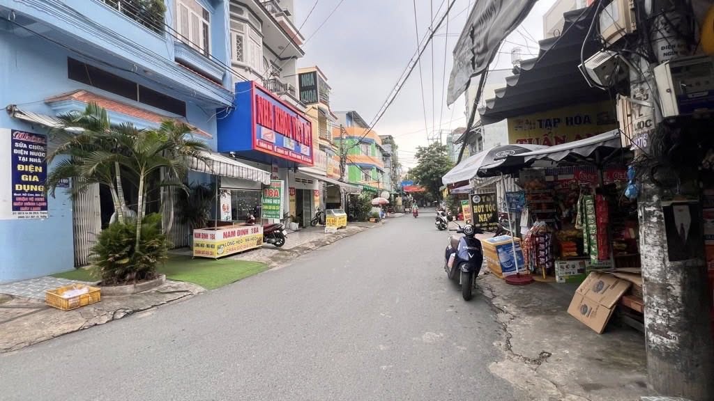 Nhà 4 tầng thang máy, kinh doanh sầm uất, ngay chợ Phạm Văn Bạch, thành phố Hồ Chí