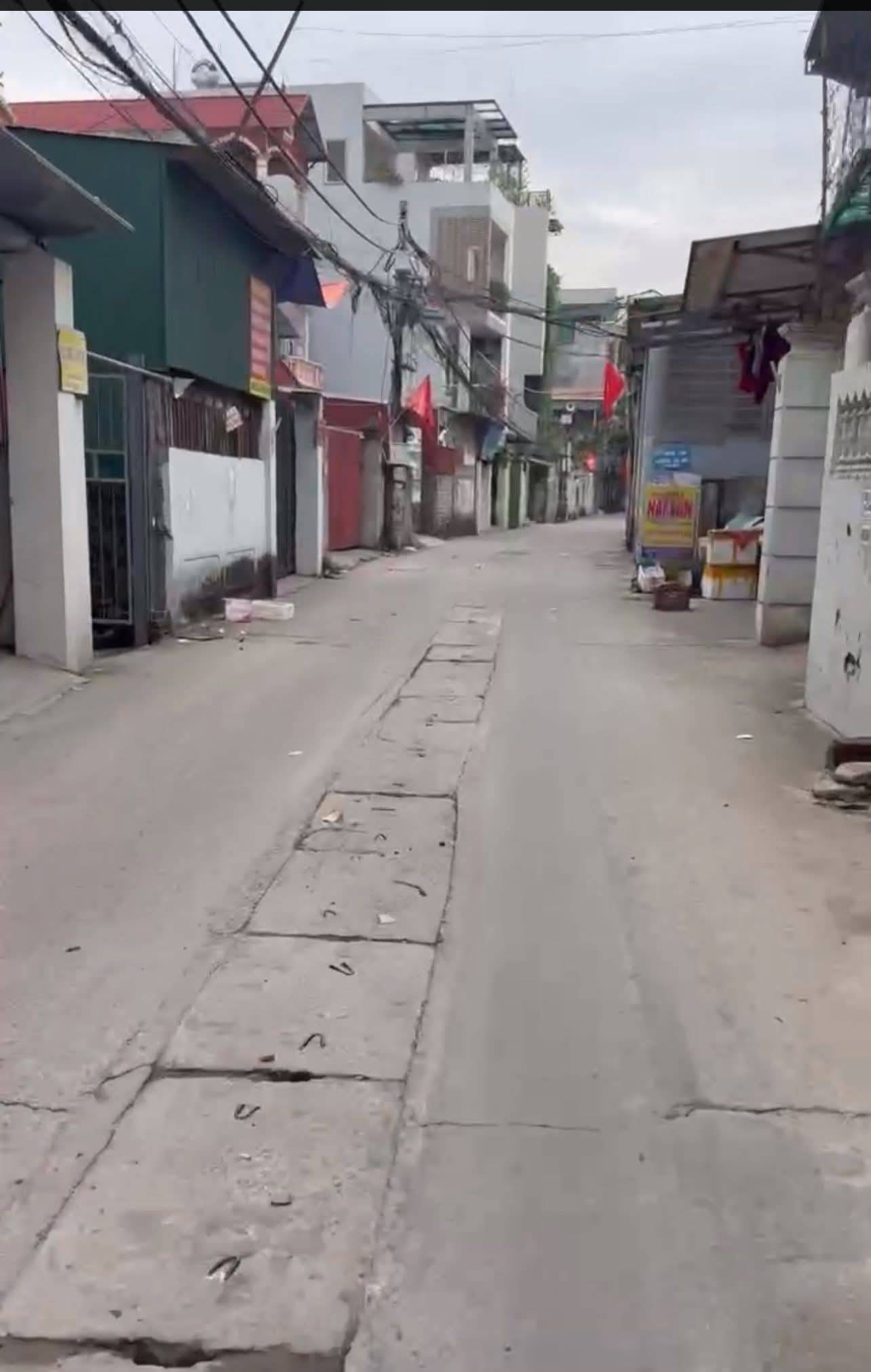 Nhà đẹp 3 tầng gần chợ Ngũ Hiệp, mặt tiền rộng, sổ đỏ chính chủ, giá hạt dẻ