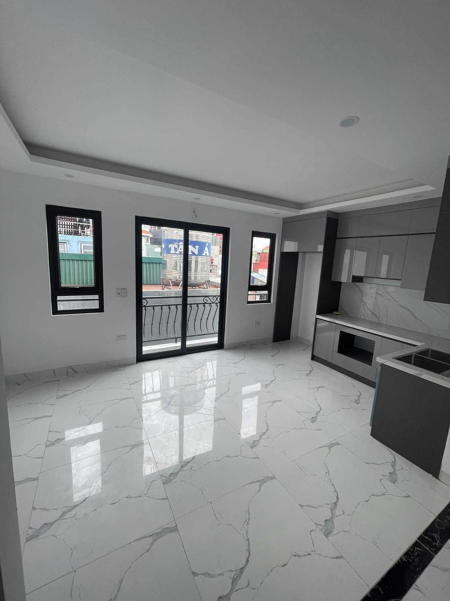 Nhà 6 tầng thang máy ngay Ngã Tư Sở, 3 phòng ngủ khép kín 9 tỷ