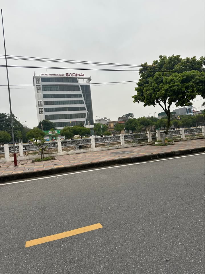 Nhà mới xây kiên cố, 1 nhà ra mặt phố Nguyễn Trãi, sầm uất