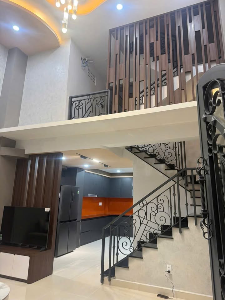 Villa Lê Văn Sỹ Quận 3, gần hẻm ô tô, 6 phòng ngủ, giá siêu yêu