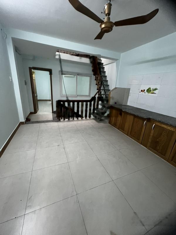 Bán căn nhà đẹp CMT8 Q10 ngay khu Bắc Hải sầm uất