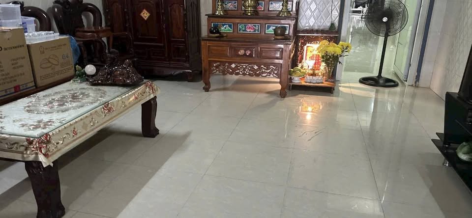 Chào bạn, chúng tôi xin giới thiệu một căn nhà mặt tiền đắc địa trên đường Lạc Long Quân