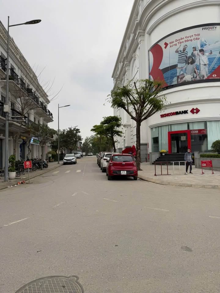 Tọa lạc tại phố Mỹ Gia 3, một con phố sang trọng và sầm uất