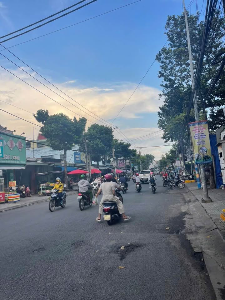 Bán nhà mái thái xinh xắn gần chợ 26, phường Tân Triều, sân xe hơi, 2 phòng ngủ, giá chỉ 6,199 tỷ