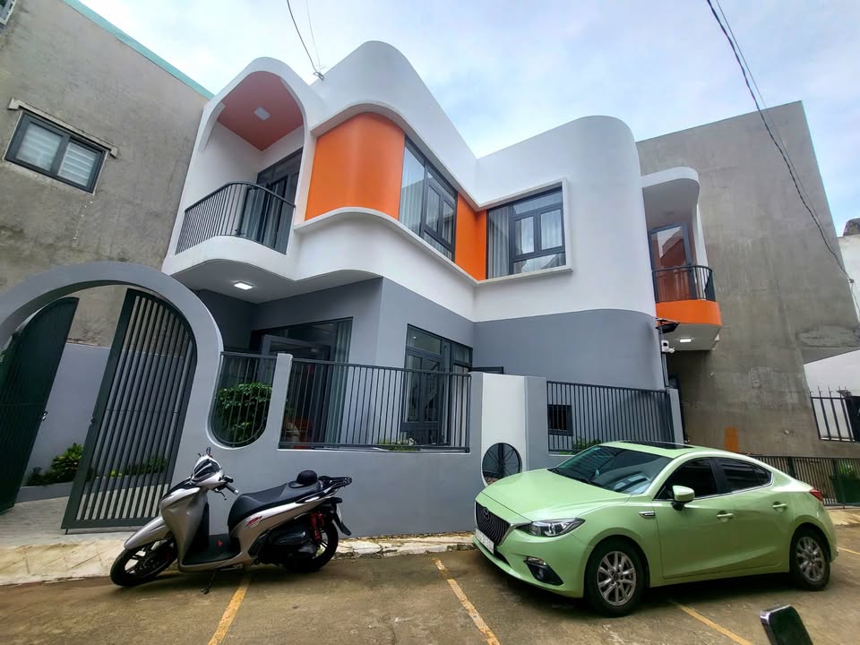 Nhà 2 tầng 79m2, mặt tiền 17m ô tô né nhau thoải mái, hồ cá Koi đón tài lộc