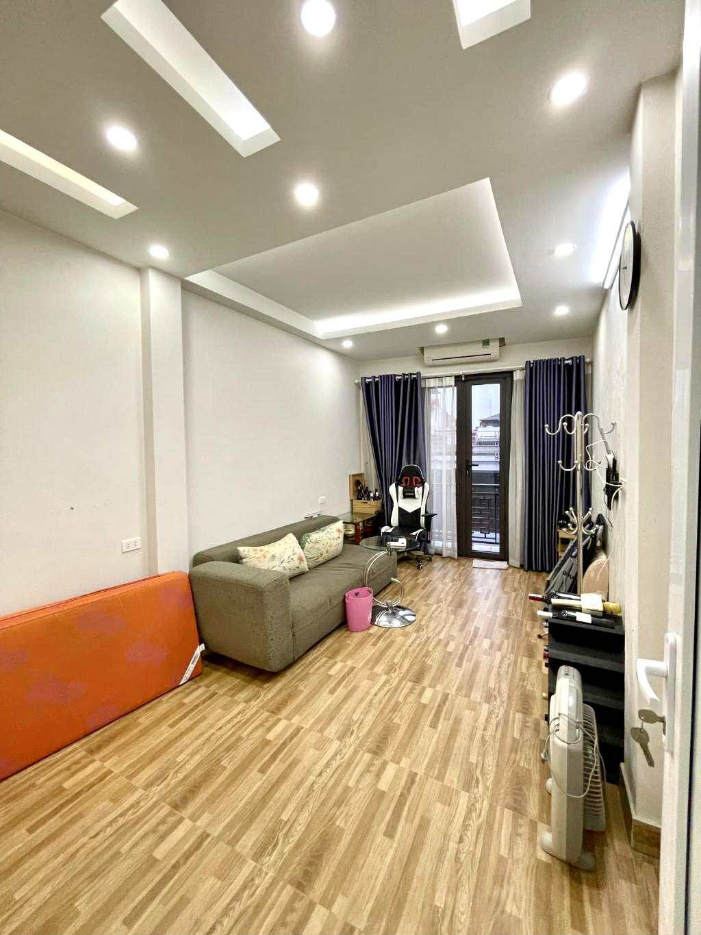 Nhà phố Âu Cơ, Tây Hồ, 5 tầng, 4 phòng ngủ, ngõ thông, gần Hồ Tây, giá 10,7 tỷ