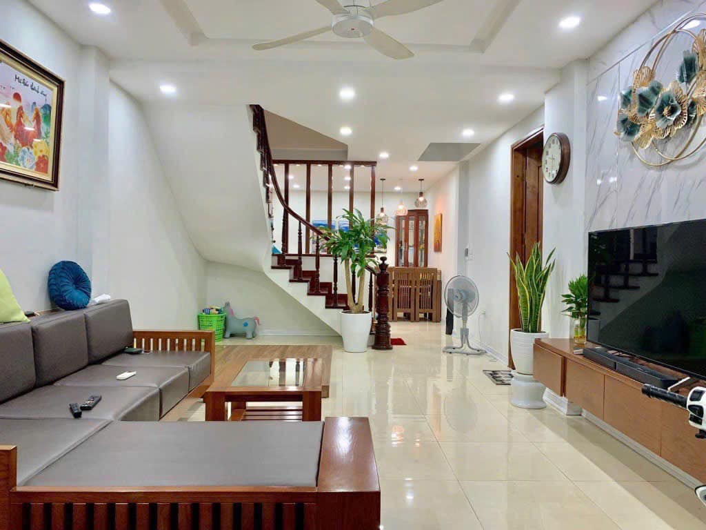 Nhà 5 tầng đẹp như mơ, 31m2, 5 tầng, gần phố Hoàng Quốc Việt, chỉ 8.5 tỷ