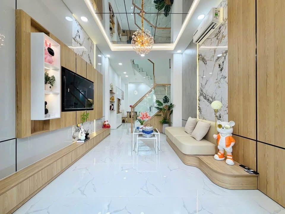 Nhà tọa lạc tại đường Huỳnh Văn Nghệ, phường 15, Quận Tân Bình