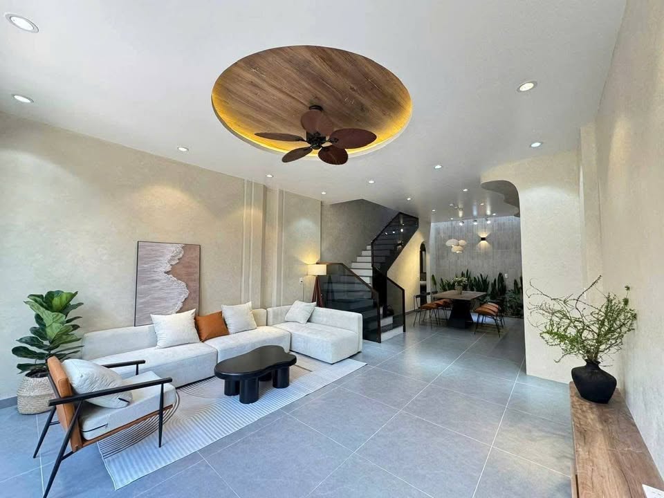 Nhà lô góc 3 tầng mặt đường khu đô thị Hòa Vượng, vị trí đắc địa