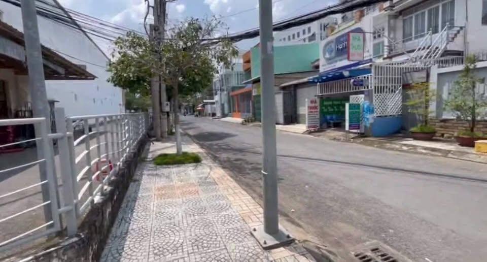 Bán đất 139,5m² tặng nhà cấp 4, mặt tiền đường nhựa gần Coopmart Bến Tre