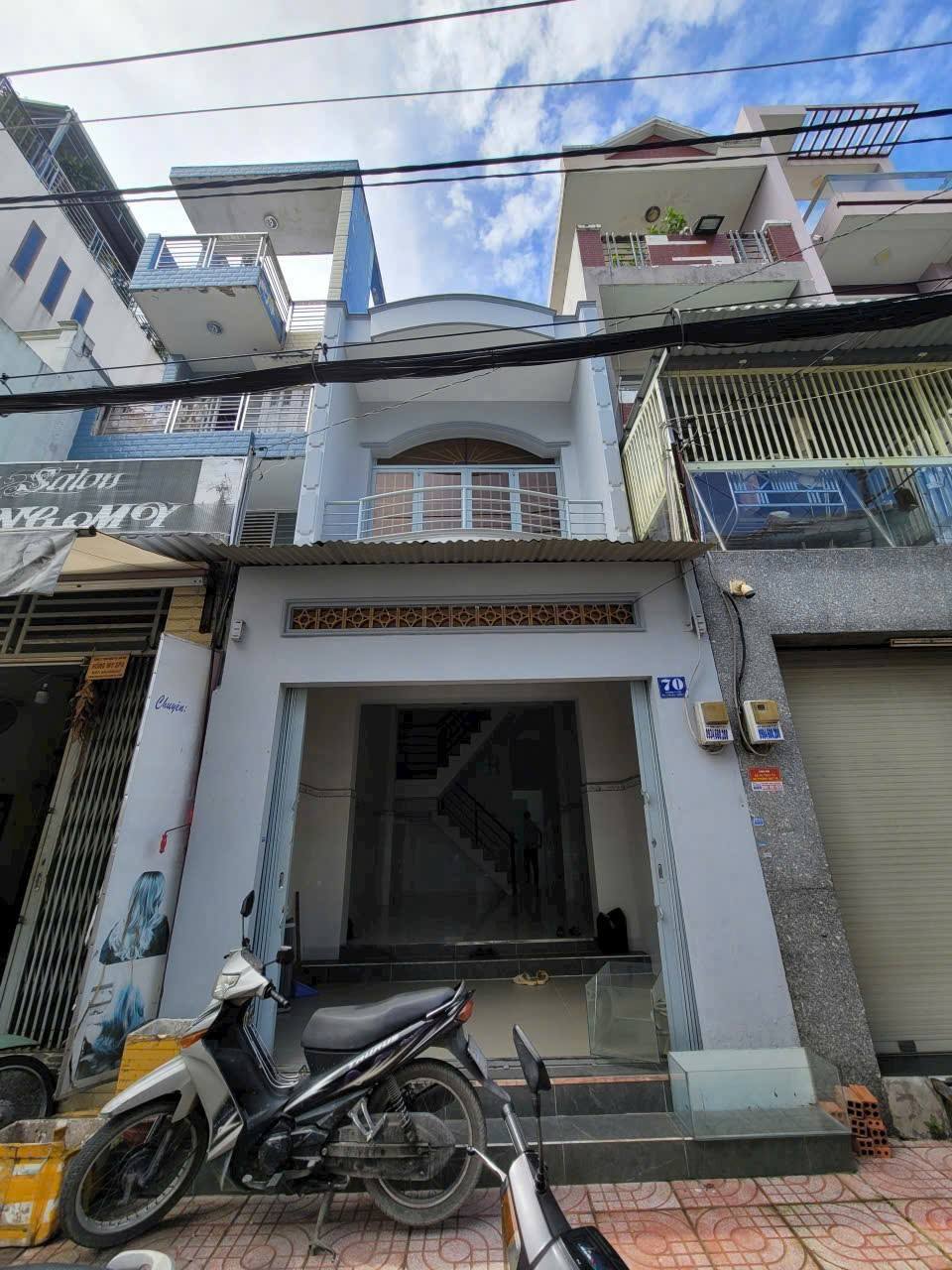 Bán nhà mặt tiền kinh doanh đường Bình Tân, 1 trệt 1 lầu, 2 phòng ngủ, diện tích 3,45m x 14,3m, hướng chính Đông