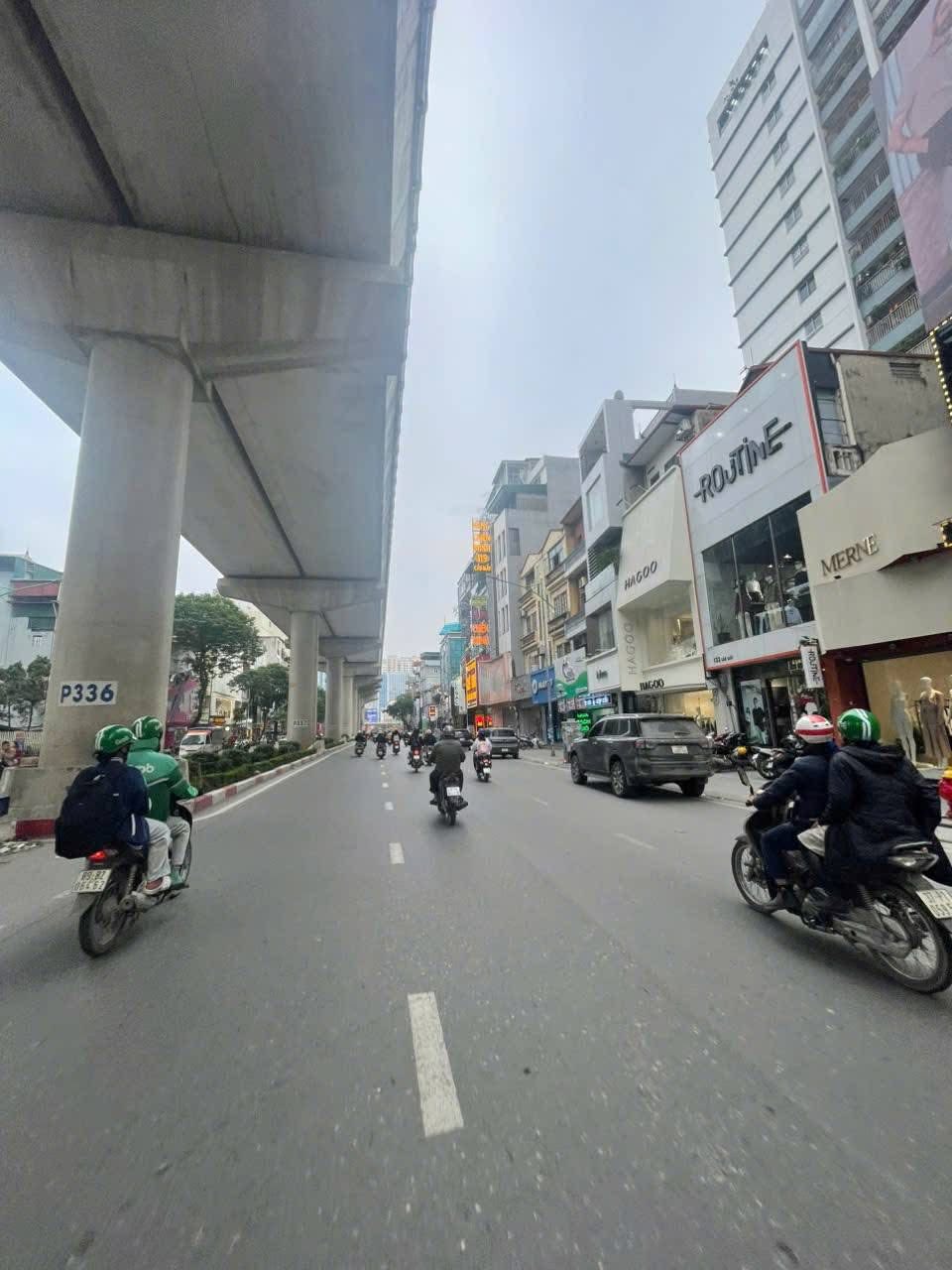 Mặt phố Cầu Giấy, 112m², 4 tầng, 110 tỷ, kinh doanh đỉnh cao, dòng tiền 85 triệu/tháng