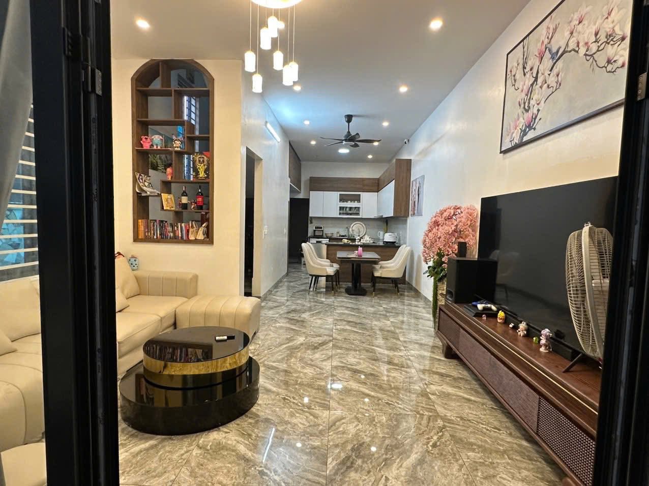 Nhà 2 tầng căn góc 2 mặt tiền, full nội thất xịn sò, gần phố đi bộ Nguyễn Văn Cừ