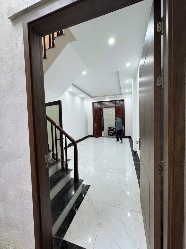 Nhà 40m² 5 tầng phố Hồng Mai ngõ thông, 1 bước ra ô tô tránh