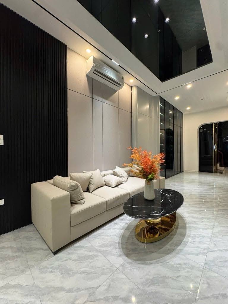 Nhà Hoàng Văn Thái, hân lô, ô tô đỗ cửa, thang máy, hàng xóm Royal City