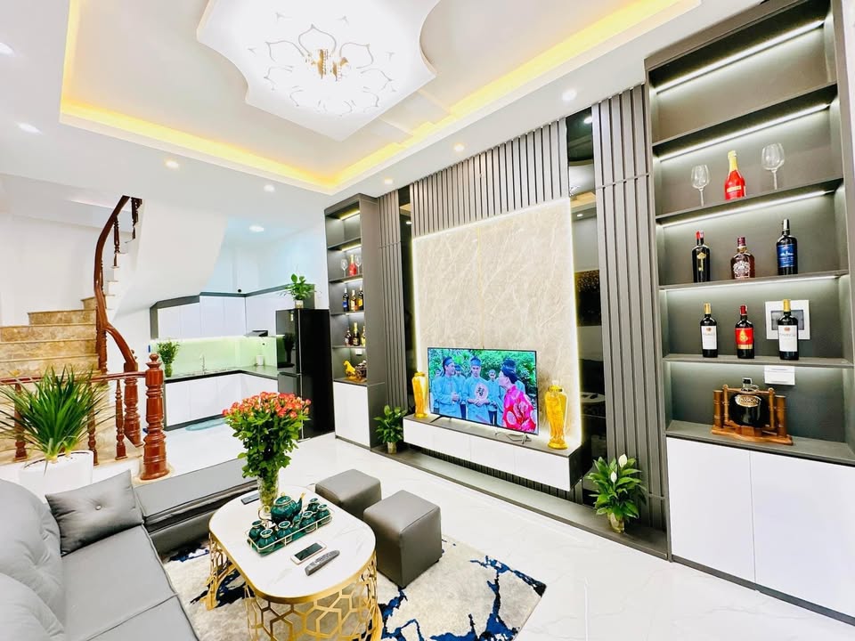 Nhà 5 tầng mới tinh, 35m² mặt tiền đẹp, sát phố Đại Từ, Hà Nội