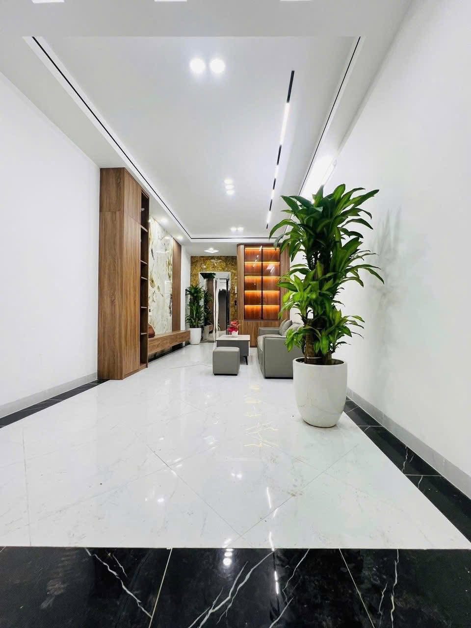 Siêu phẩm 7 tầng thang máy Xuân Thuỷ, vài bước ra ô tô