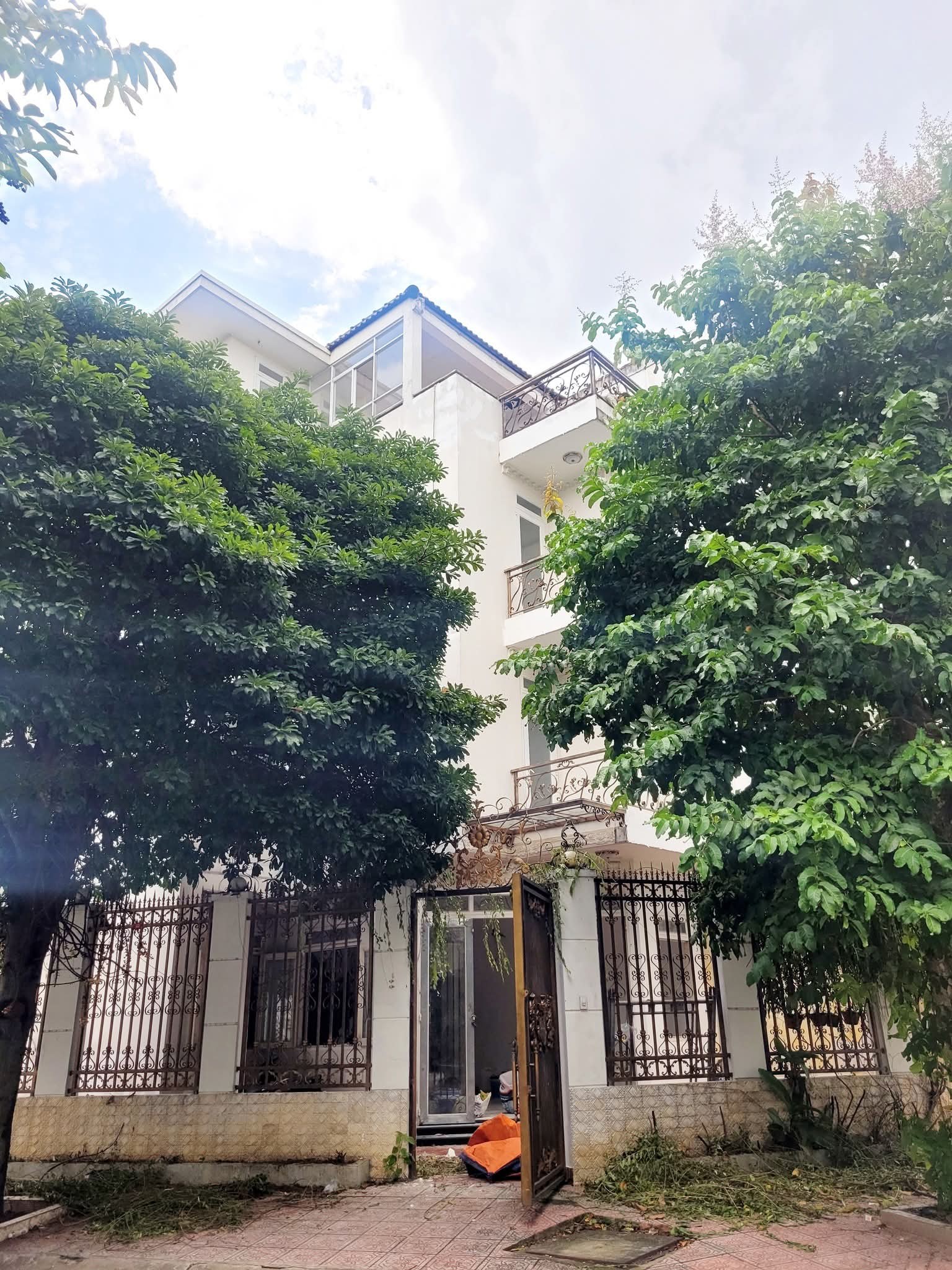 Chào bạn, chúng tôi đang có một căn biệt thự tuyệt đẹp với 3 lầu