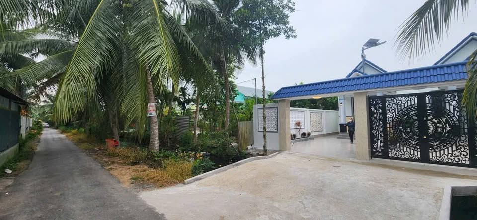 Nhà tân cổ điển mới xây, sân xe hơi rộng rãi tại Bến Tre