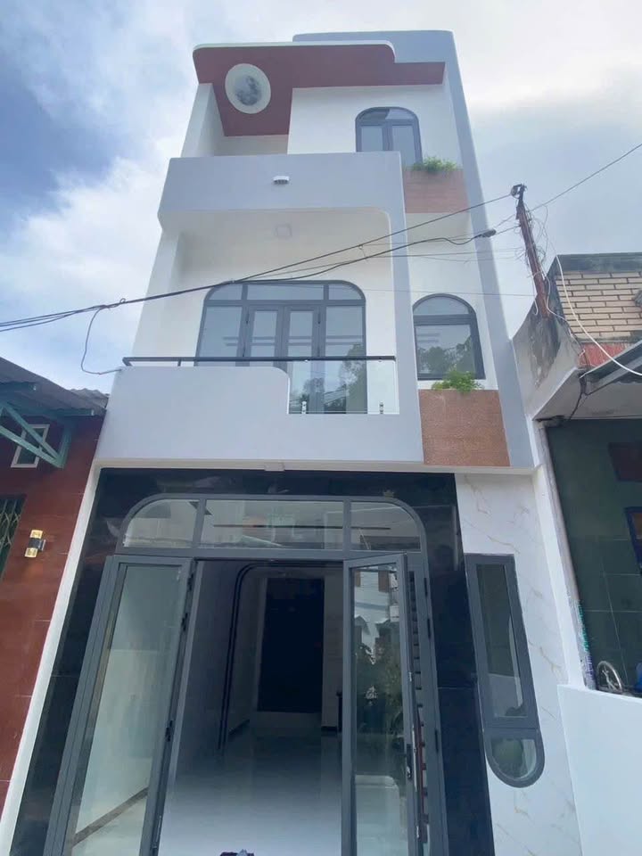 Nhà 3 tầng trung tâm Quy Nhơn, ô tô đỗ cửa, full nội thất, giá chỉ 3,7 tỷ