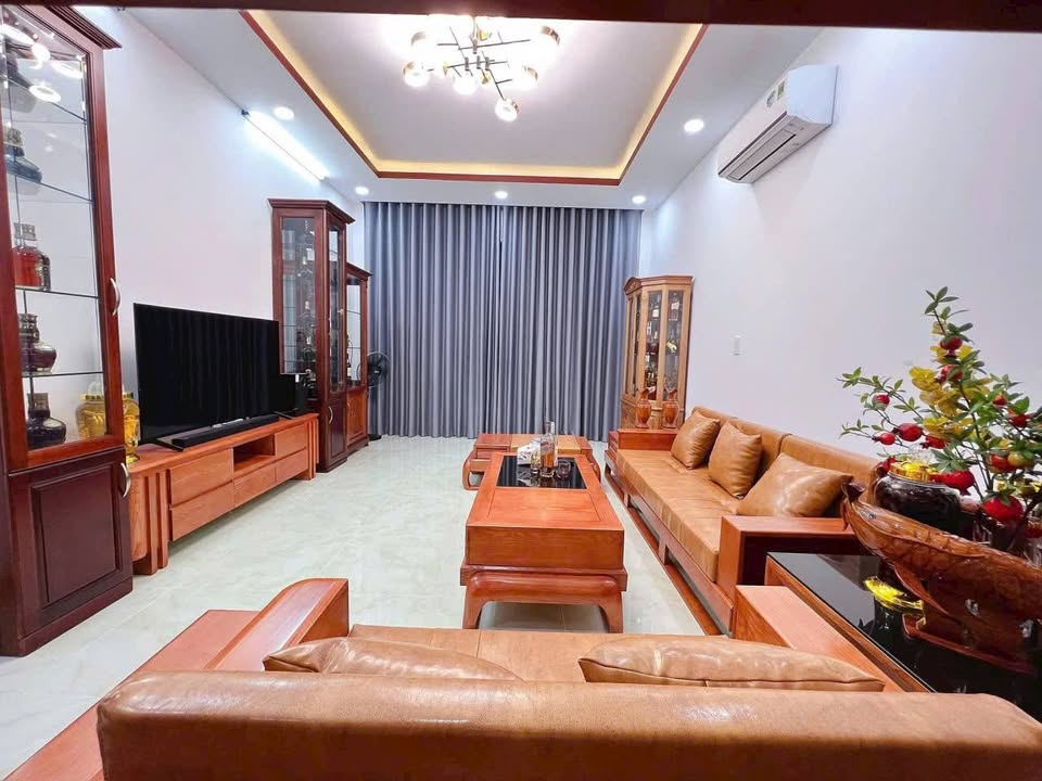 Siêu phẩm nhà 3 tầng sổ vuông vắn, full nội thất gỗ lim, chỉ vài phút tới sân bay Nội Bài