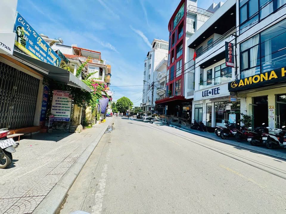 Bán nhà 2 tầng mặt tiền Nguyễn Công Trứ, Huế - Lô góc 77m², kinh doanh sầm uất