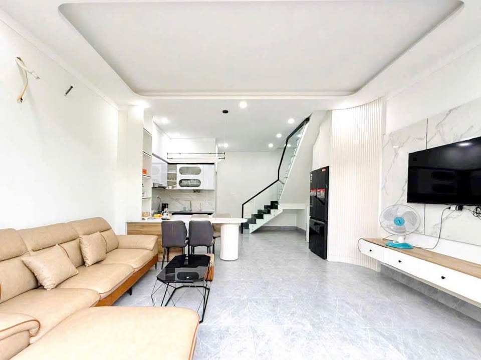 Nhà hẻm ô tô Nguyễn Văn Cừ, Buôn Ma Thuột 2,28 tỷ, đầy đủ nội thất xịn