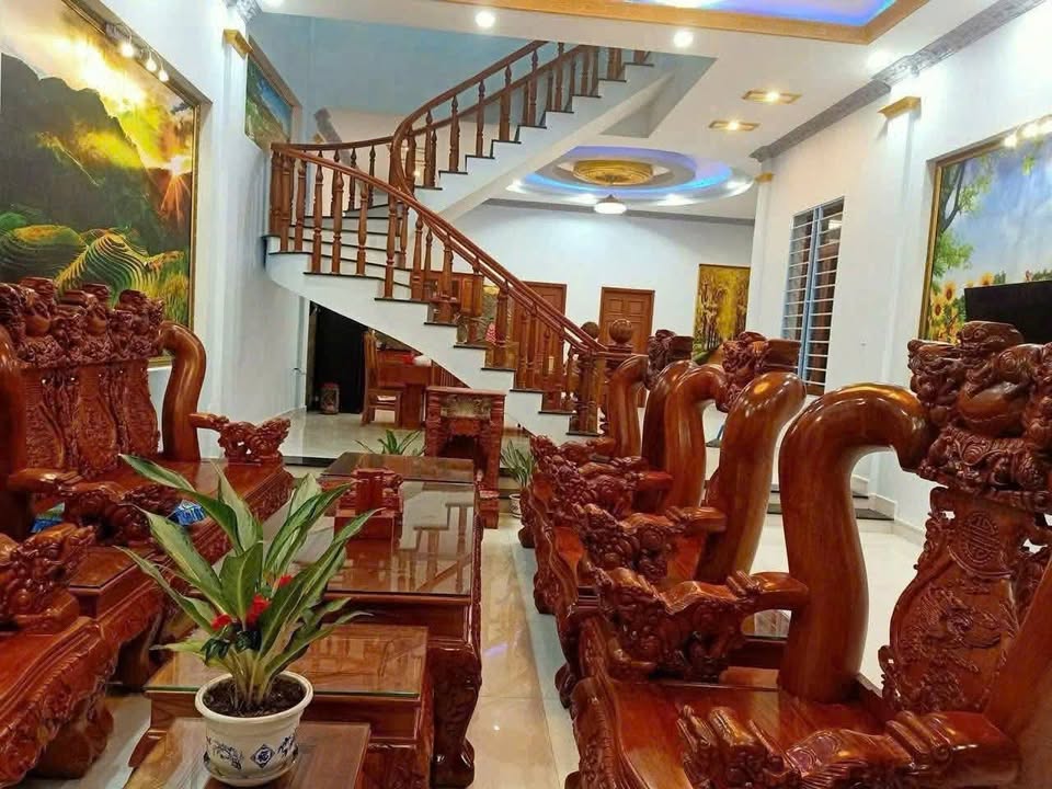 Nhà 2 mặt tiền, sân 4 xe hơi, chủ ngộp bán gấp