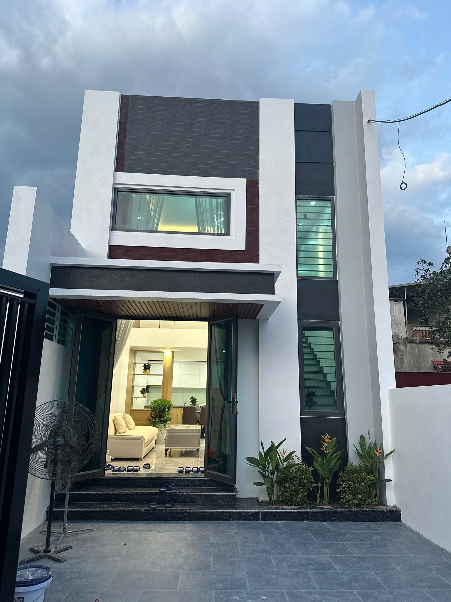 Bán nhà 2 tầng mới xây tặng nội thất, 3 phòng ngủ, 100m2 tại Định Trung, Vĩnh Phúc