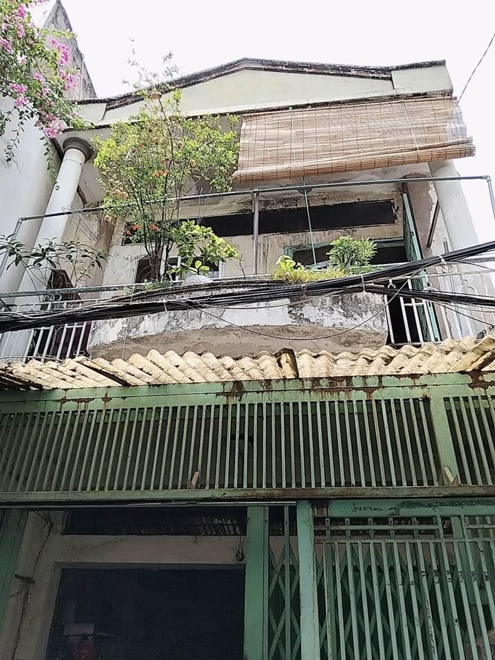 Nhà 2 tầng cũ giáp Quận 1, ngang 4,1m, hẻm 4m