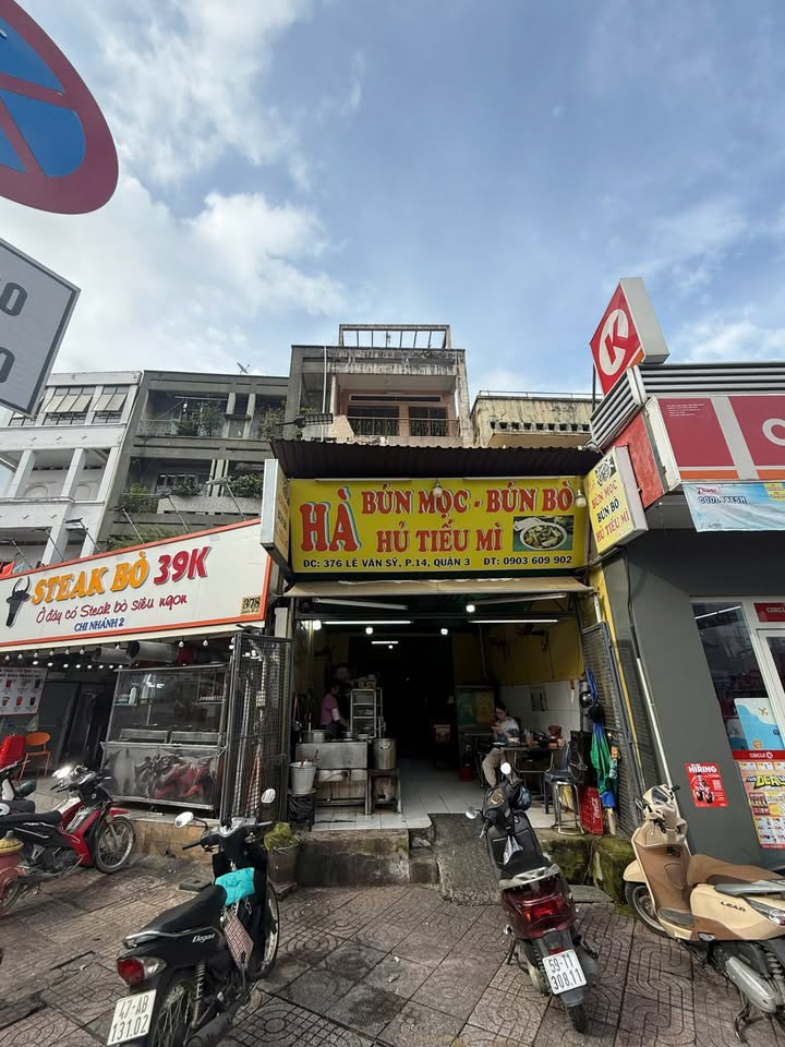 Nhà mặt tiền sầm uất trên đường Lê Văn Sỹ, Phường 14, Quận 3 đang chờ chủ mới