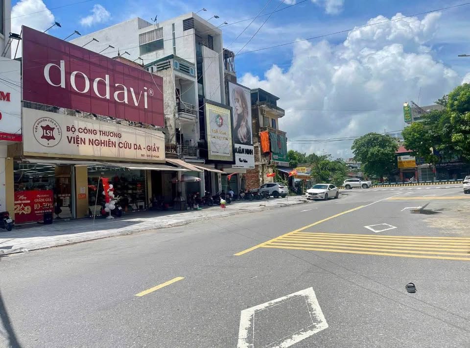 Nhà mặt phố Lê Hoàn, thành phố Thanh Hóa, sở hữu vị trí đắc địa ngay trung tâm kinh doanh sầm uất