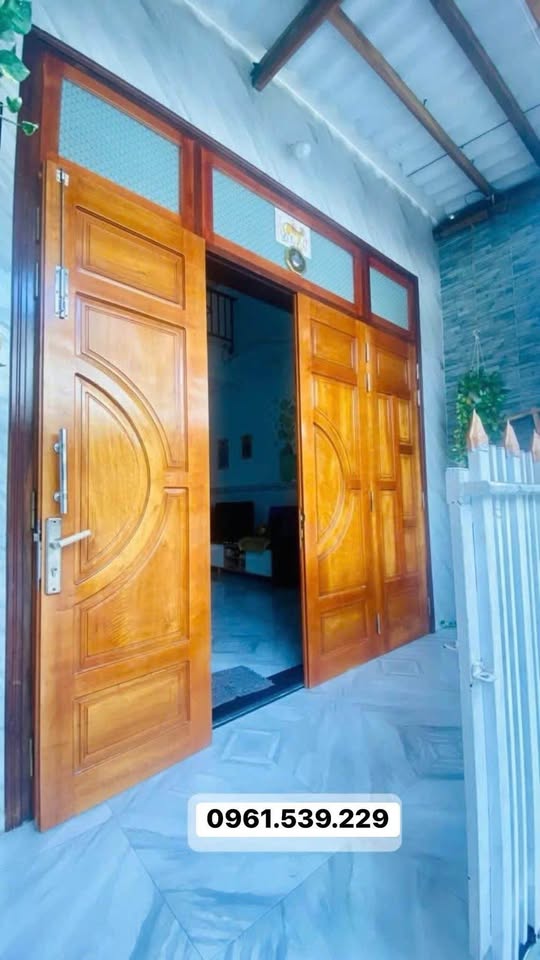 Bước chân vào căn nhà nhỏ xinh này, bạn sẽ cảm nhận ngay làn gió biển mát lành chỉ cách 80m