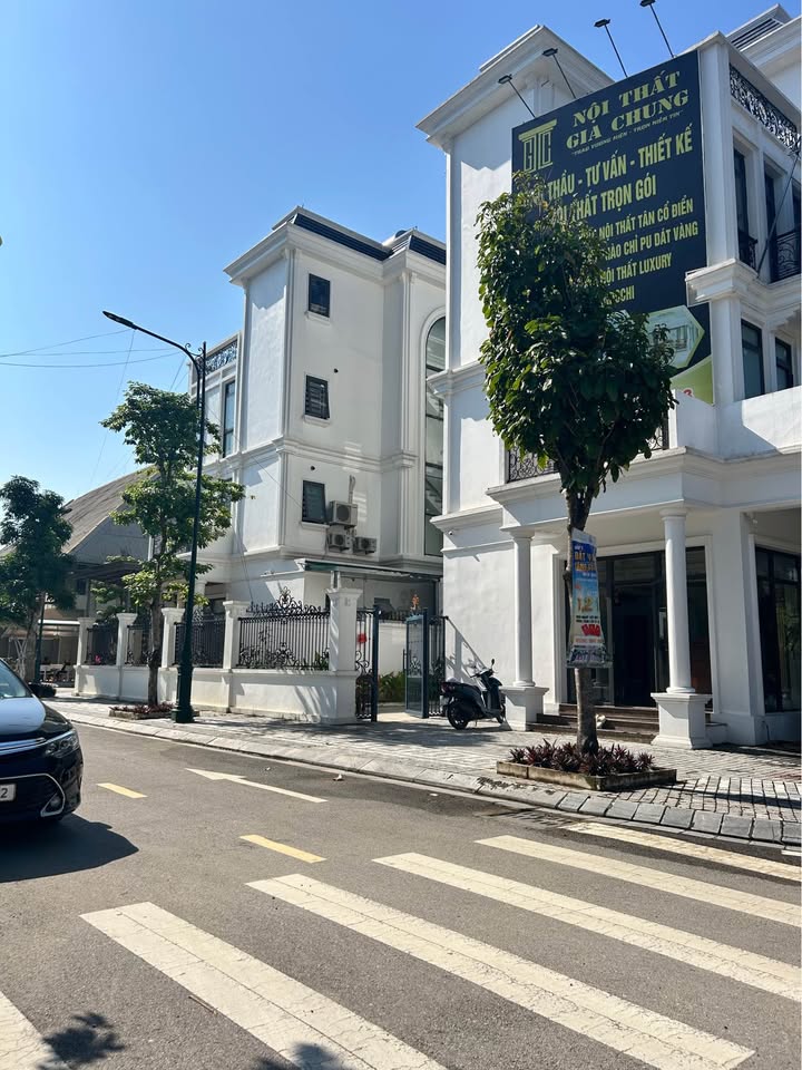 Biệt thự 4 tầng siêu xinh, mặt tiền 12m, trung tâm Hòa Bình